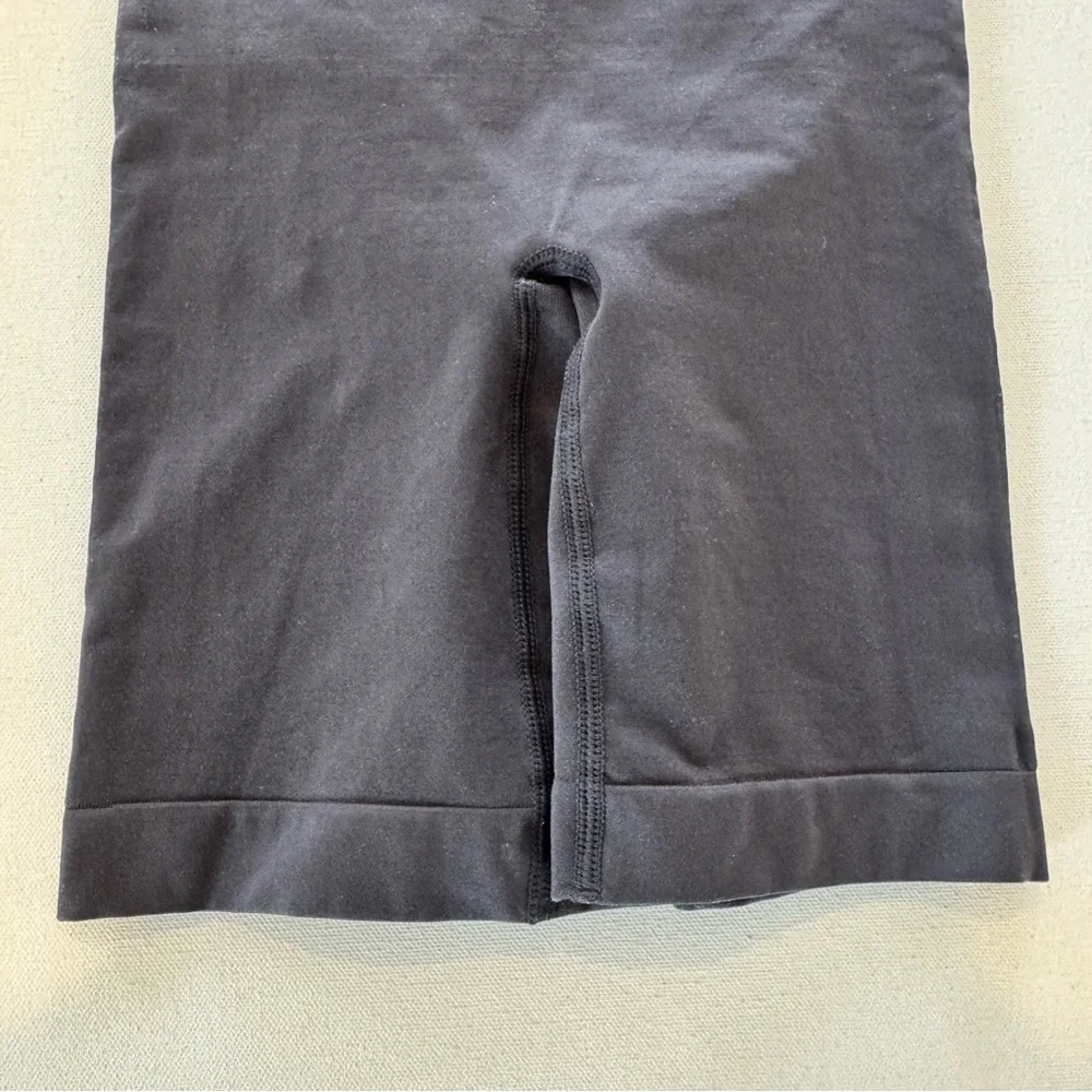 NWOT SKIMS Sz M Black High Waisted Tummy Control Shapewear Mid Thigh Shorts